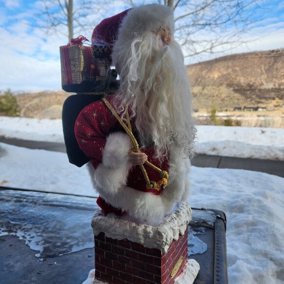 Santa Figurine holding bag of toys - Old World Collection - Picture 2 of 8